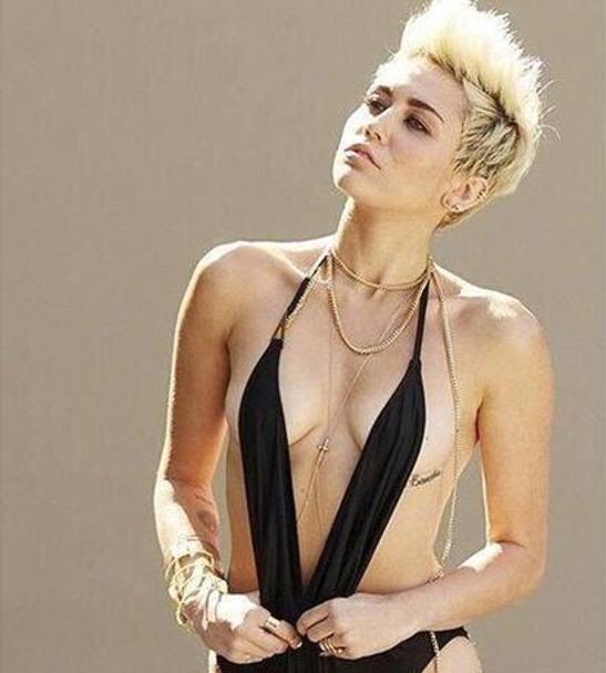 Miley Cyrus in un servizio fotografico di moda